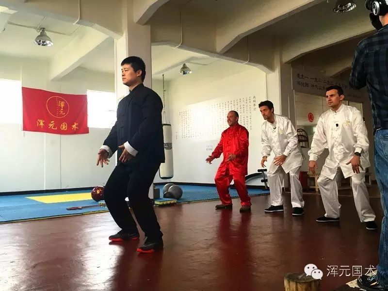 马晓阳馆长带领三位外国朋友学练浑元形意太极拳