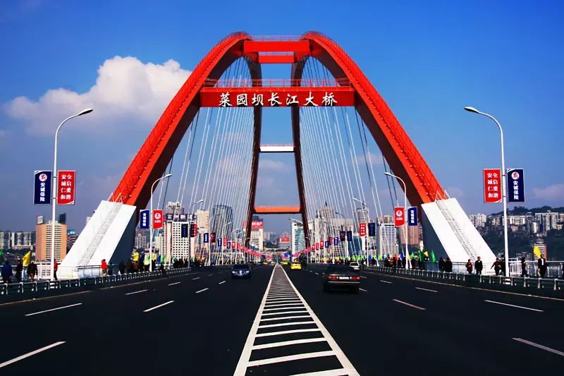 热烈祝贺重庆菜园坝长江大桥路面预养护全面竣工