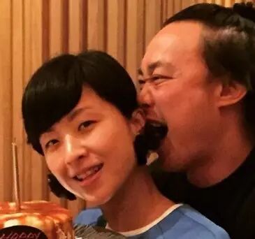 陈奕迅为徐濠萦庆生 背后抱咬耳朵搞怪