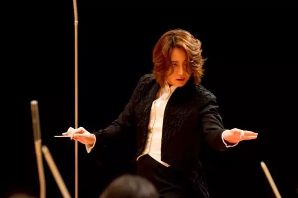 ✪ <wbr>日本著名女指挥家西本智实，帅到被掰弯！