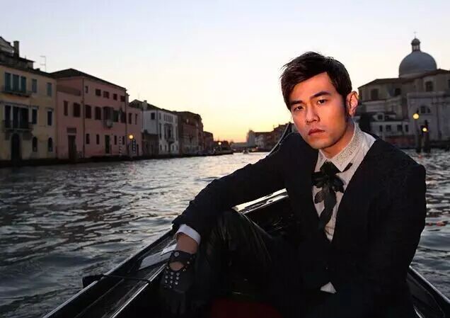 周杰伦《窃爱》MV揭开神秘面纱 取景威尼斯面具节