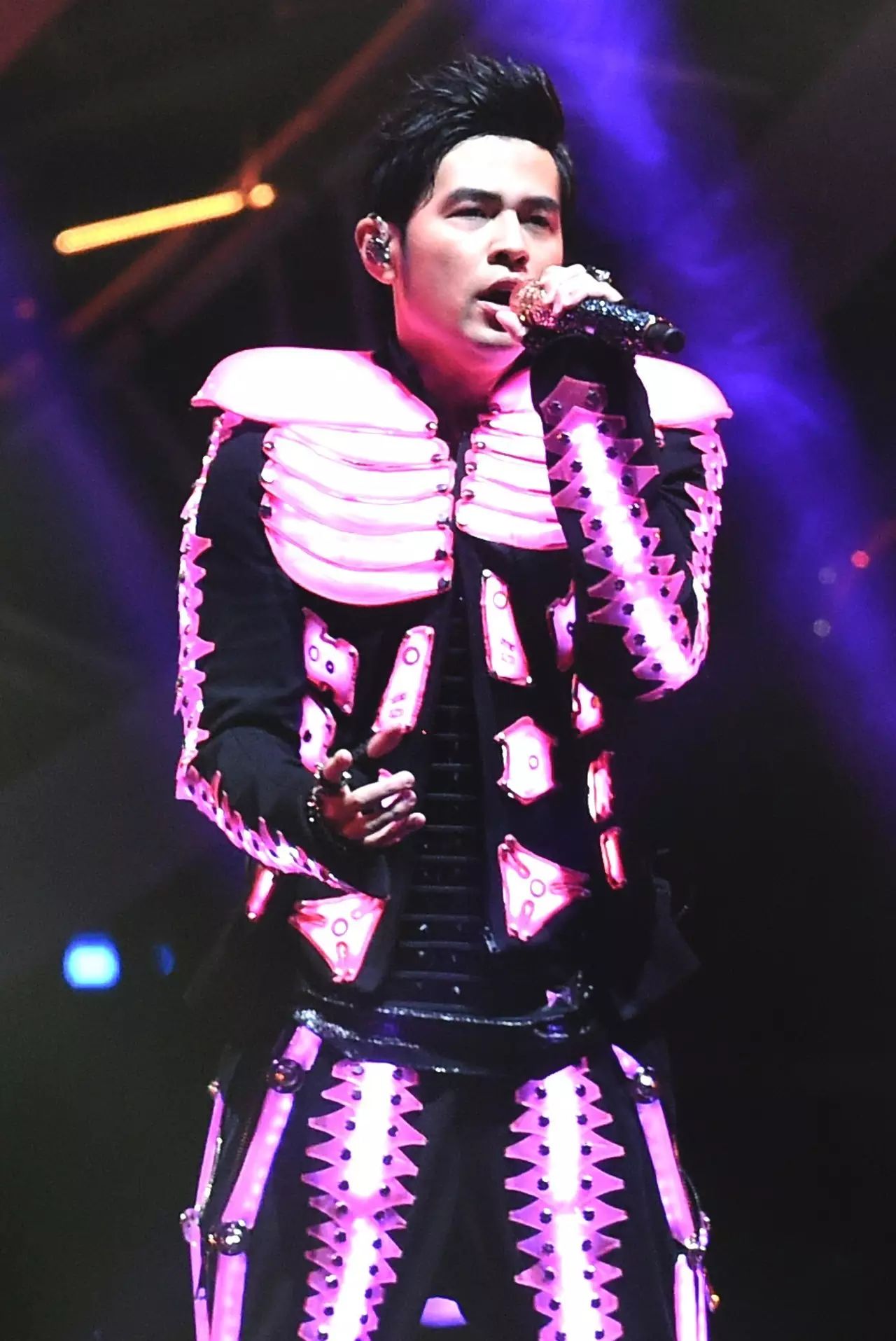 出道近16年的周杰伦希望通过这次演唱会,来感谢一直以来支持他的歌迷