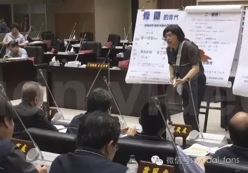 苗县议员质询再出新招 扮伍佰表演歌唱秀