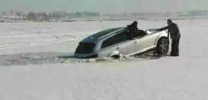 刺激！百万豪车掉冰窟，车内3人逃脱707 / 作者:额外听歌 / 帖子ID:111857