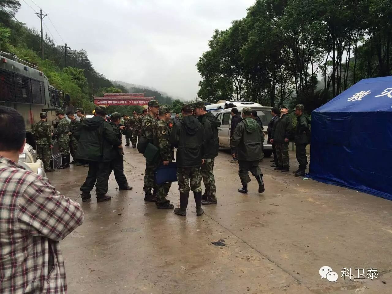 武警部隊(duì)煥影無(wú)人機(jī)航拍泰寧泥石流救援一線 