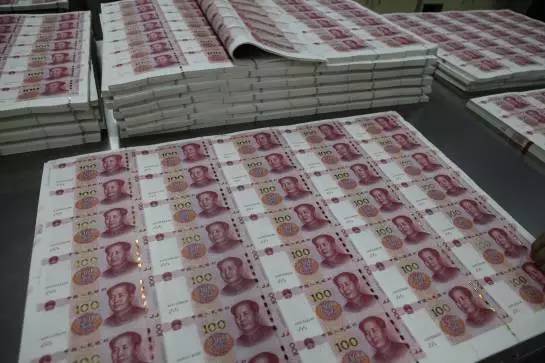 来到人民币生产加工的最后一步了,这里要将印码完成品按照冠字号码排
