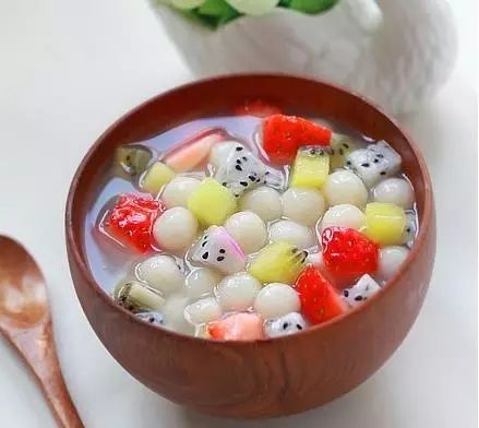 天时人事日相催,冬至阳生春又来。冬至,是二十四节气中最早被定下的节气,这一天是一年中白昼最短的时候。古人还有在当天庆祝冬节的传统。 冬至过后也就进入了民间所说的数九,即一九、二九不出手,三九、四九冰上走,五九、六九沿河看柳,七九河开,八九燕来,九九加一九耕牛遍地走。