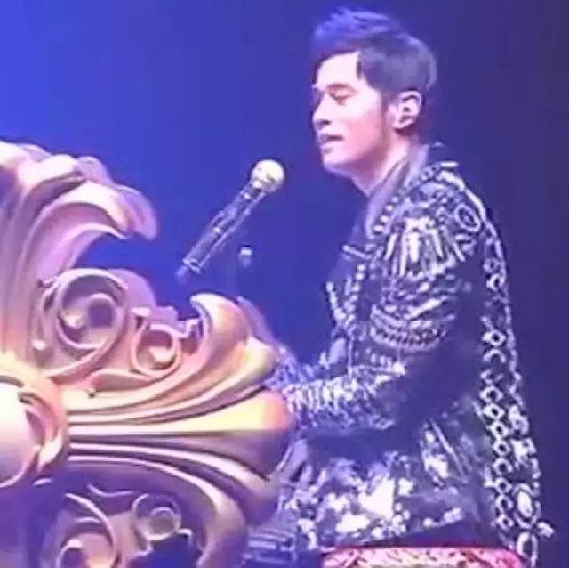周杰伦当歌神张学友面炫技,即兴演奏两首钢琴曲曝光