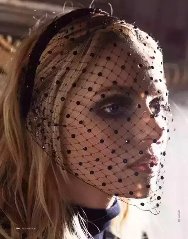 超模Valentina Zelyaeva 优雅装饰风格大片