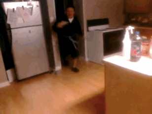 萌宠图片:地上这一坨坨的都是什么东西？亮瞎我的眼图片