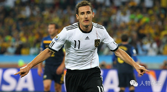 2014年世界杯半决赛,德国7:1战胜巴西进入决赛,36岁的前锋克洛泽攻入1