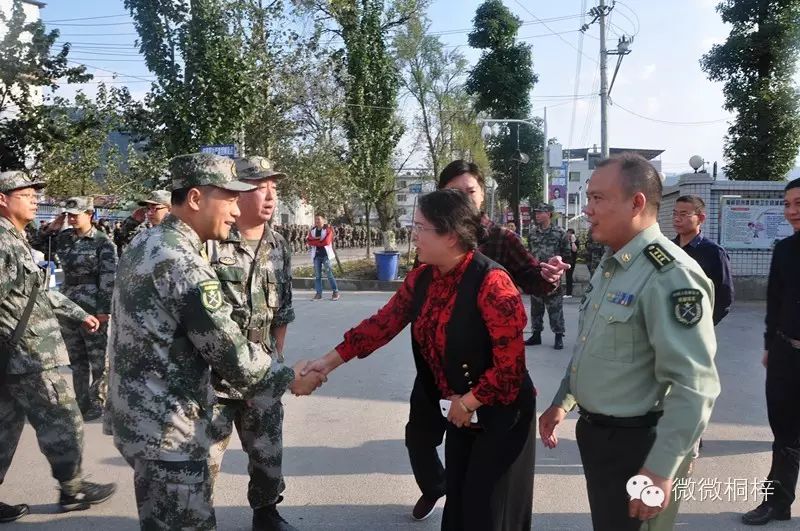 在桐梓二中宿营地,罗传福,杜隆焰一行与部队官兵亲切交谈,详细询问第