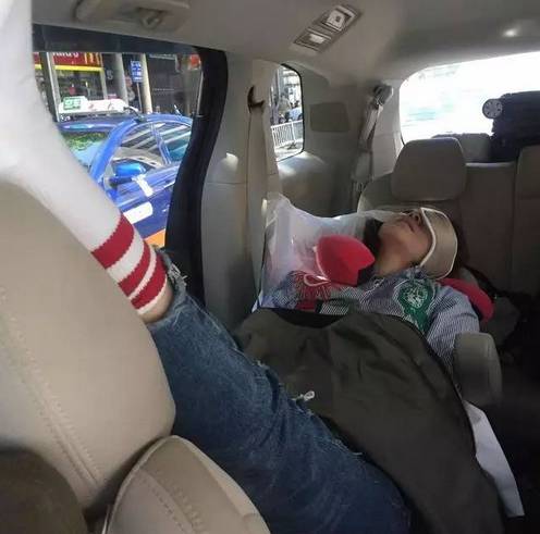 小宋佳1个月连跑21个城市 睡姿销魂