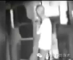 李小龙曾用一层楼来换师傅叶问的木人桩视频