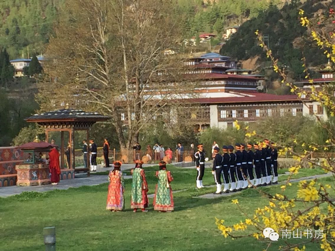 不丹的王宫在离廷布不远的德钦曲林宗,这是一座优美的皇家园林,园中
