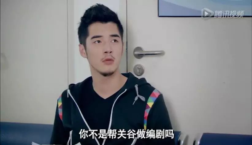 傻子的扮演者是 金世佳.