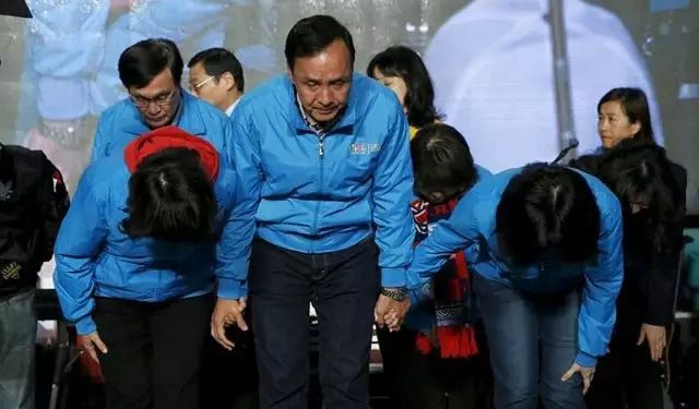朱立伦宣布辞国民党主席职务并带领团队鞠躬致歉