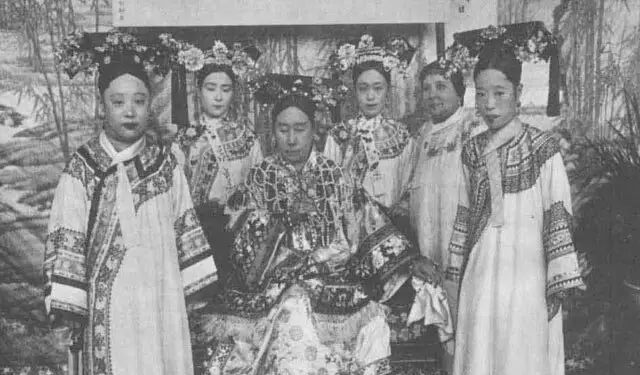 左起:瑾妃、德龄、慈禧、容龄、德龄和容龄之母、光绪皇后