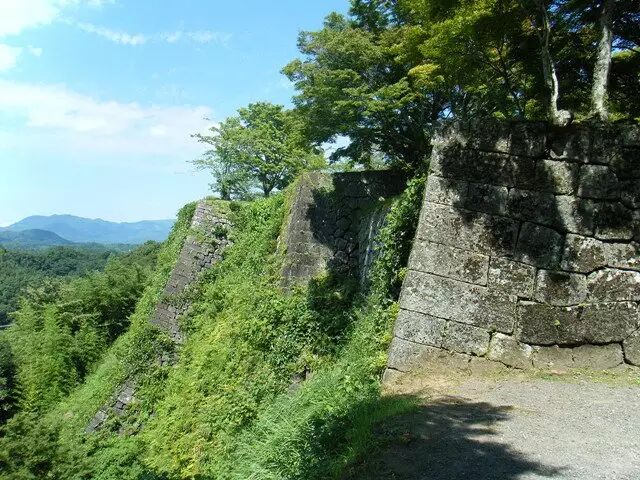 冈城遗迹三之丸的石垣