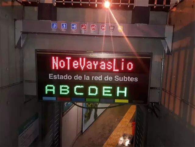 布宜诺斯艾利斯地铁站打出“莱奥别走”(NoTeVayasLio)标语