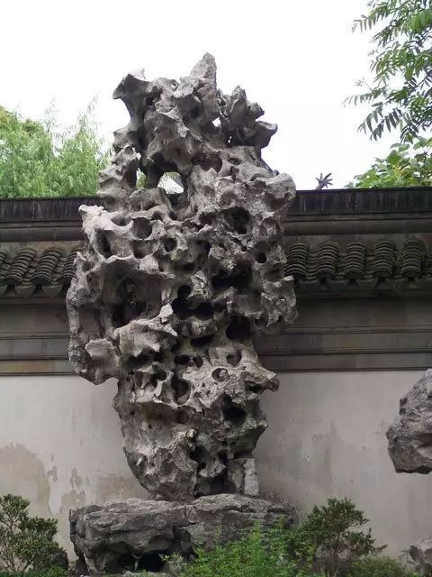 上海豫园“玉玲珑”奇石,为花石纲遗石