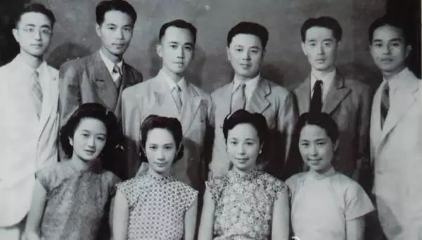 资料图:张家全家福,前排左一张充和,后排左四张宗和。