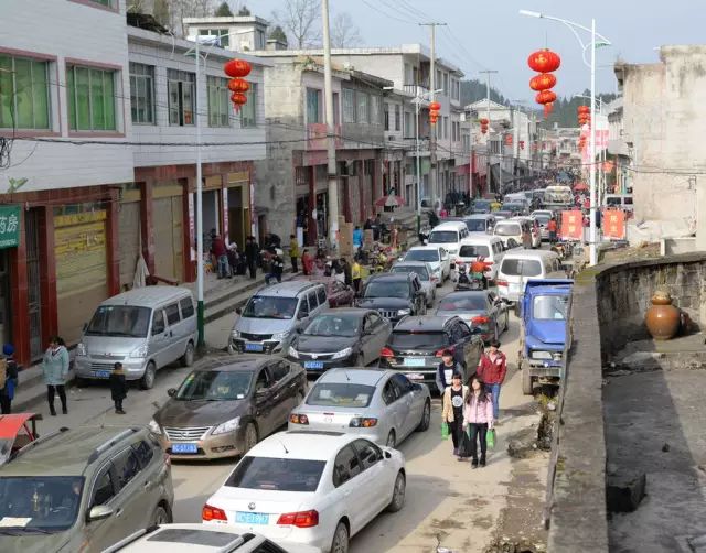 拥堵的小镇道路,东方IC供图