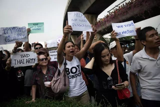 当地时间2014年5月26日,泰国曼谷,反军事政变示威者举行集会。CFP供图