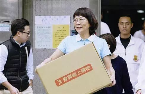 在竞选中因为炒卖军宅而被迫搬离丈夫宿舍的王如玄