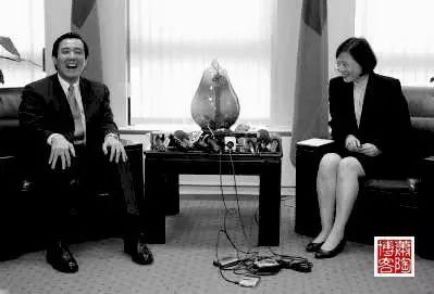 向“陆委会主委”蔡英文汇报香港行程的台北市长马英九