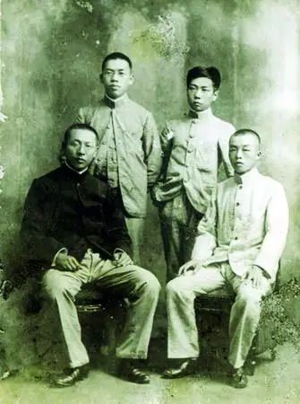 鲁迅与绍兴籍留日学生合影,1904年摄于日本东京。