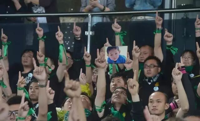 国安球迷祭奠去世小球迷孙浩然