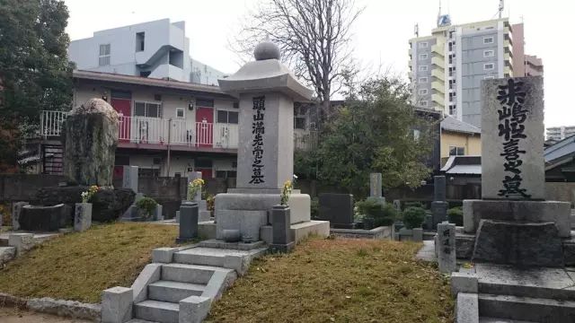 玄洋社墓地:左高場乱之墓、中头山满之墓、右来岛恒喜之墓