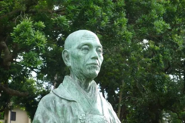 望东尼铜像