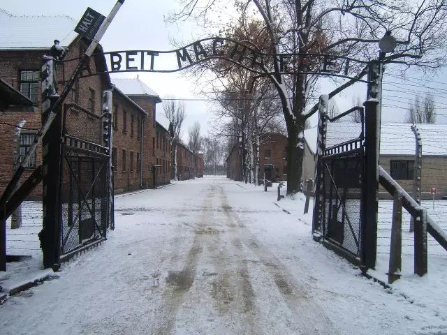 奥斯威辛集中营入口处,门上挂着德语:Arbeit macht frei标志,意即“劳动带来自由”。