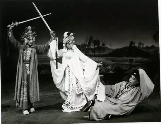京剧《白蛇传》上世纪50年代演出的剧照。(左二)为饰演白素贞的杜近芳。
