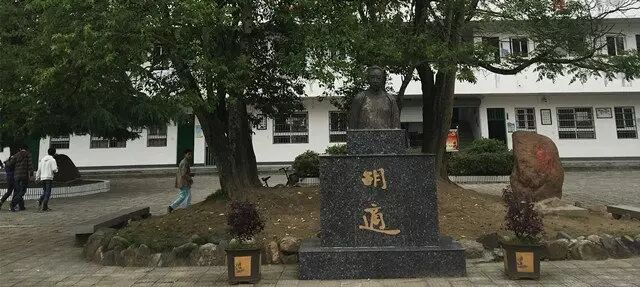 上庄中学胡适半身像