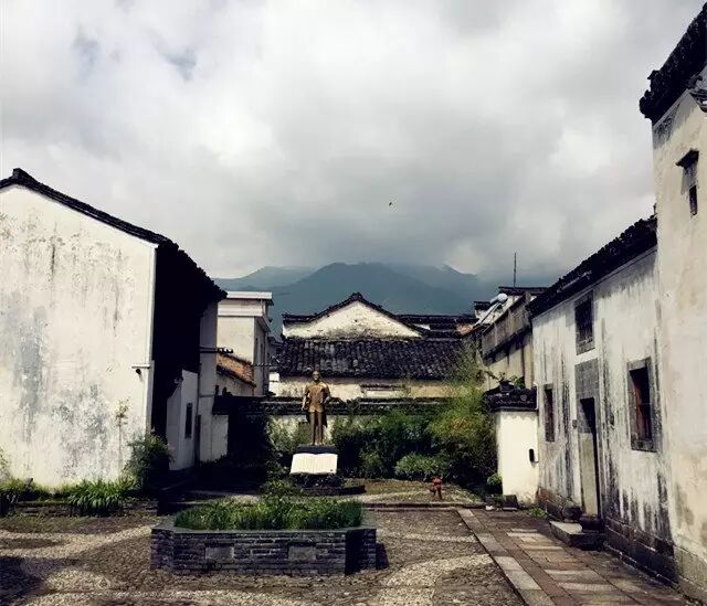 胡适故居庭院里的胡适西装像