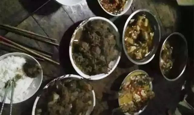 被嫌弃的年夜饭,但目前有网友指出,这只是人为制造的新闻,涉嫌营销骗局。