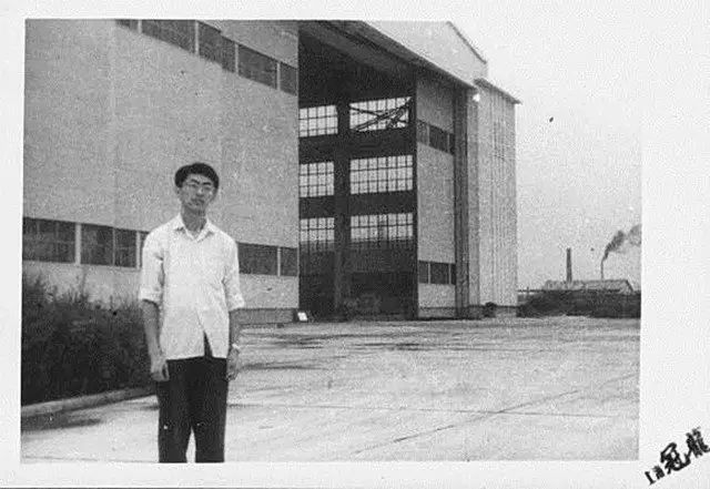 1980年,姜鸣在5703厂总装车间门口