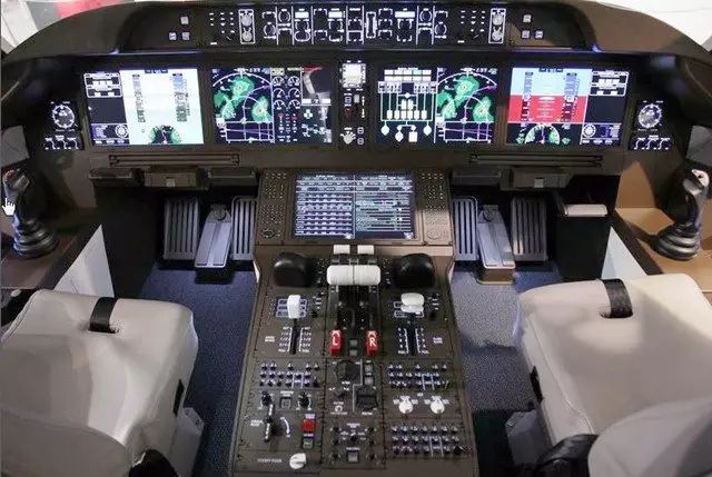 C919驾驶舱的操作系统和航电系统发生巨大变化,中央操纵杆已经改为侧杆
