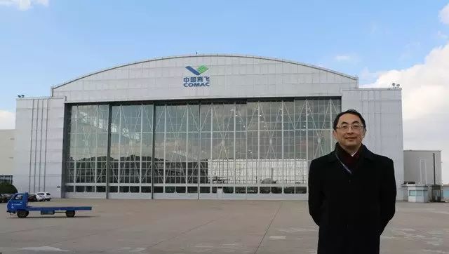 三十多年后,姜鸣再次回到总装车间门口