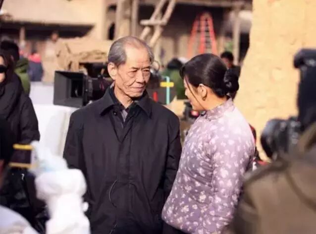 陈忠实在电影《白鹿原》拍摄现场,右为剧中田小娥饰演者张雨绮