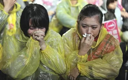 2012年1月14日,蔡英文落选,支持者们在雨中哭泣