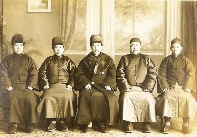张作霖及其手下将领汤玉麟等五人便装合影