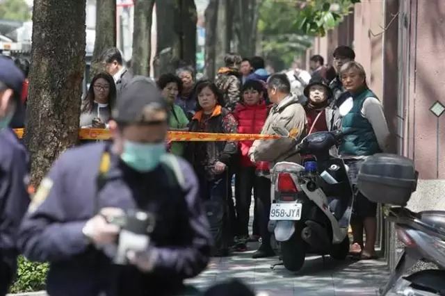 路旁围观的民众。(杨兆元摄)图片来源:台湾《中时电子报》