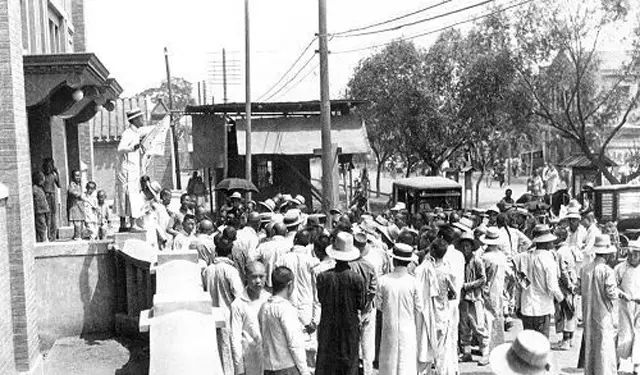 1919年,五四运动期间,北京学生在街头讲演。