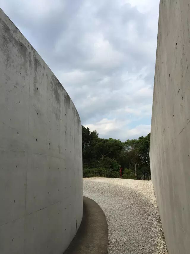 一直一弧的两面清水混凝土照壁