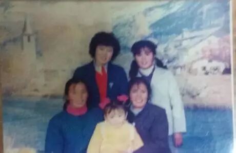 在家族微信群中引发争论的旧照片(1986年底摄)