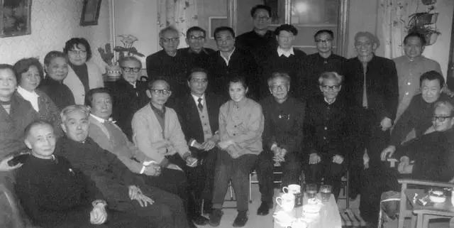 1986年1月,参加胡风追悼会的“胡风分子”在胡风寓所合影留念